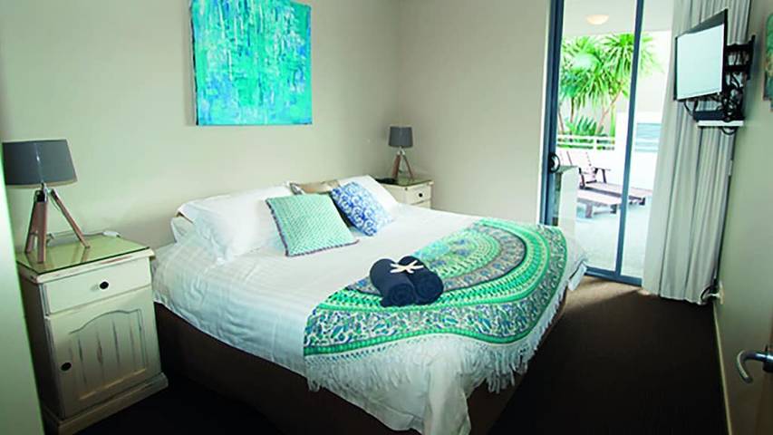 Holiday rental for 6 people, with hot tub and balcony as well as pool in Burleigh Heads