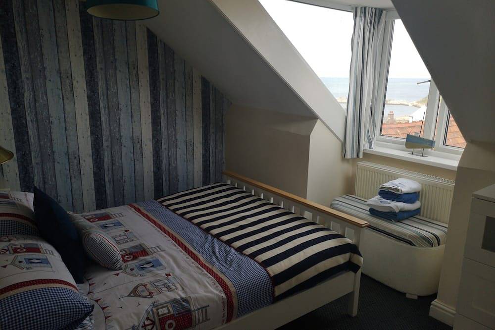 Entire apartment, 2 bedroom maisonette with fabulous Abbey and sea views in Whitby, North York Moors National Park