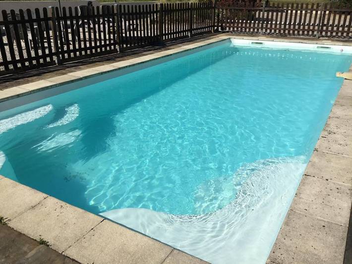 Location de vacances pour 2 personnes, avec vue ainsi que piscine et jardin à Milhac - 2