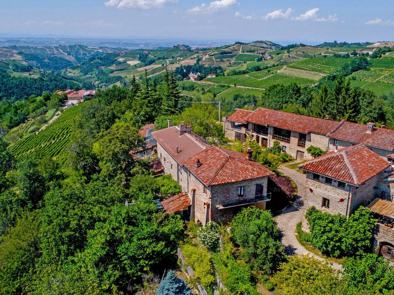 Borgo del Riondino in Trezzo Tinella, Langhe