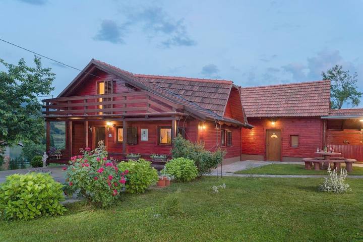 Ferienhaus für 6 Personen, mit Balkon und Whirlpool sowie Terrasse und Garten