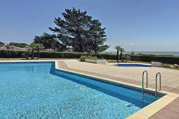 Gîte pour 2 personnes, avec terrasse et piscine dans Plage de La Joselière