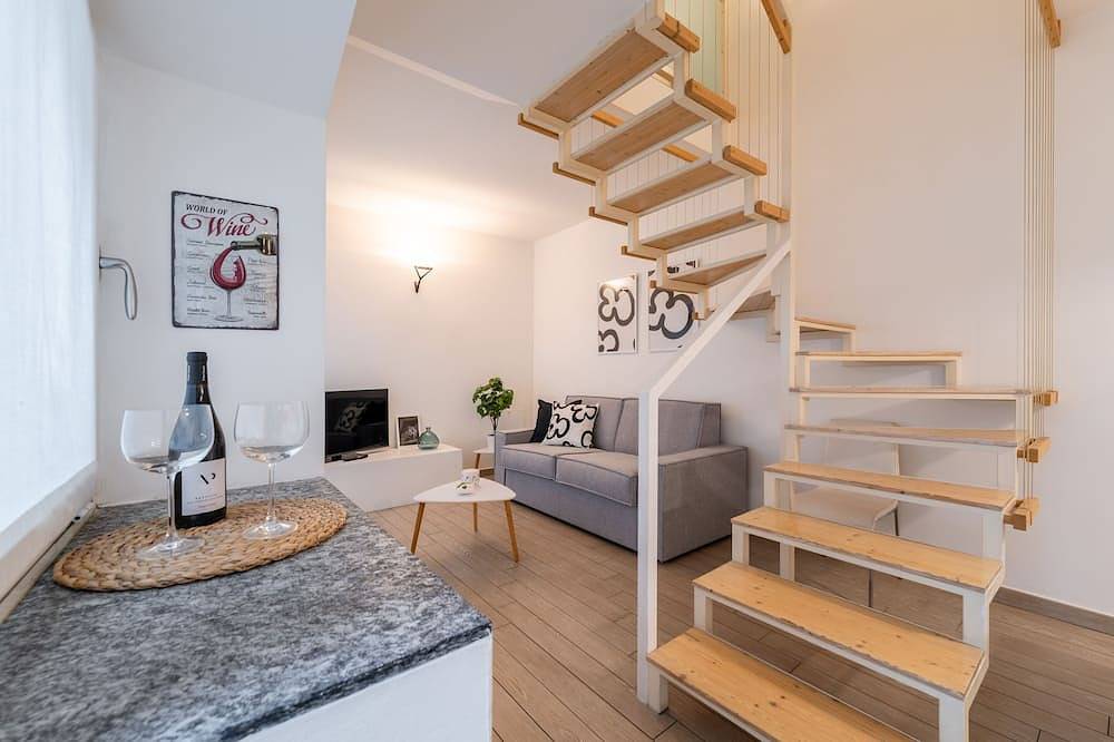 Entire apartment, Como Sunny Loft - One Bedroom Apartment, Sleeps 4 in Como, Lake Como