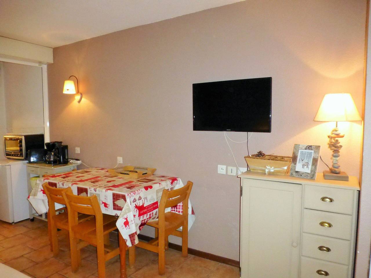 Entire studio, Spacious Studio for 4 with Balcony, Parking, and Wifi in Quiet Brides-les-Bains Location in Brides-les-Bains, Les Trois Vallées