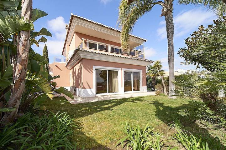 Villa für 12 Personen, mit Balkon und Terrasse sowie Garten und Pool