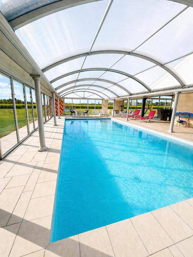 Location de vacances pour 10 personnes, avec piscine ainsi que terrasse et vue à Longué-Jumelles