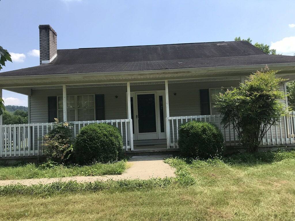 Near Cumberland River, 12 miles from Wolf Creek Dam, in Creelsboro community in Lake Cumberland