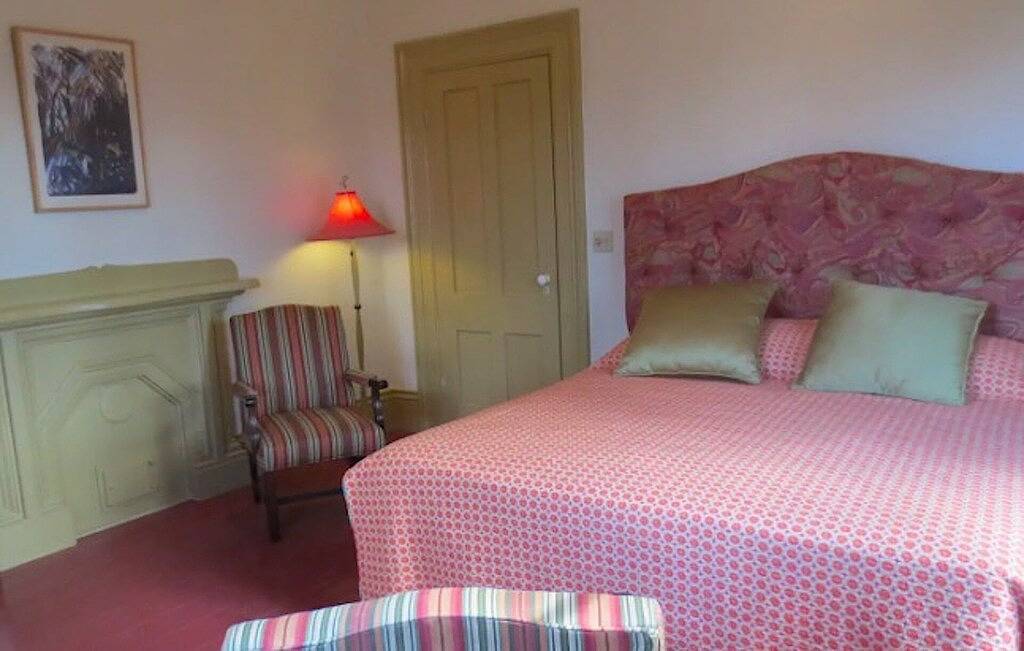 Ganze Wohnung, Historic Italianate second floor apt in the heart of historic village in Bristol County