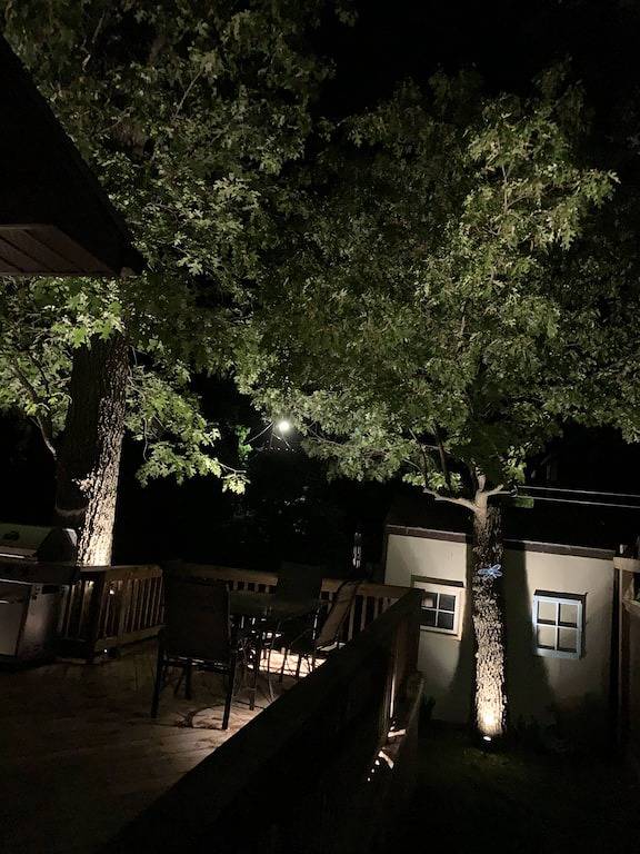 Big Deck - 3 Minuten zu Fuß zum Grand Bend Beach (4 Schlafzimmer, 11 Personen, Parkplatz für 5) in Grand Bend, ON, Huronsee (Kanada)