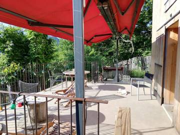 Gîte pour 10 personnes, avec piscine ainsi que jardin et vue à Jaujac