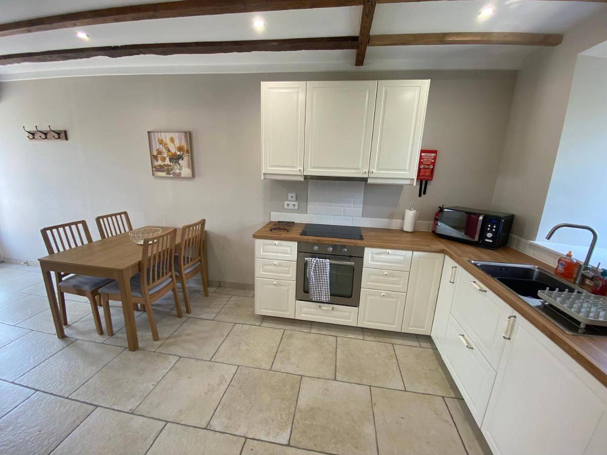 Two-Bedroom House in Jugon-les-Lacs, Région de Dinan