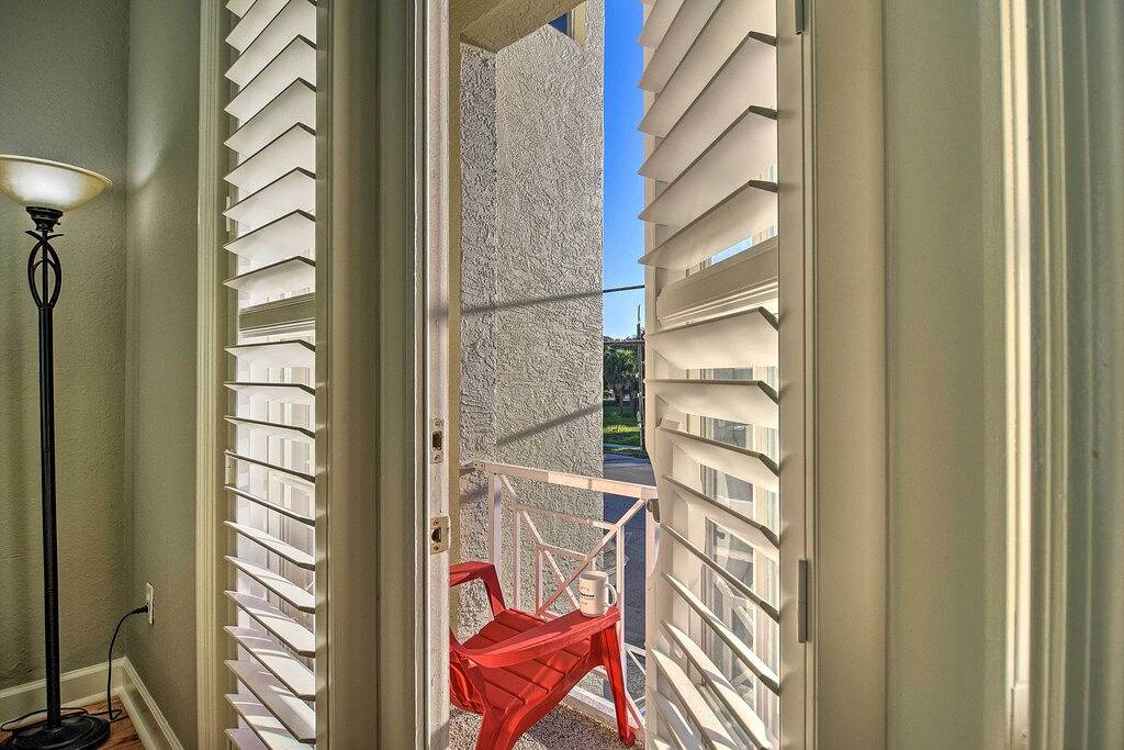 Coastal 'Sea Side' Townhome - Walk to Beach! in Clearwater Beach, Clearwater