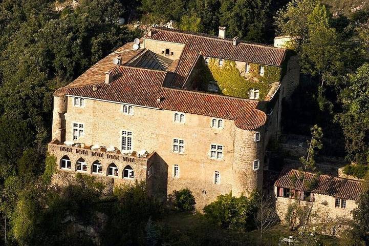 Gîte pour 26 personnes, avec Jardin à Rogue