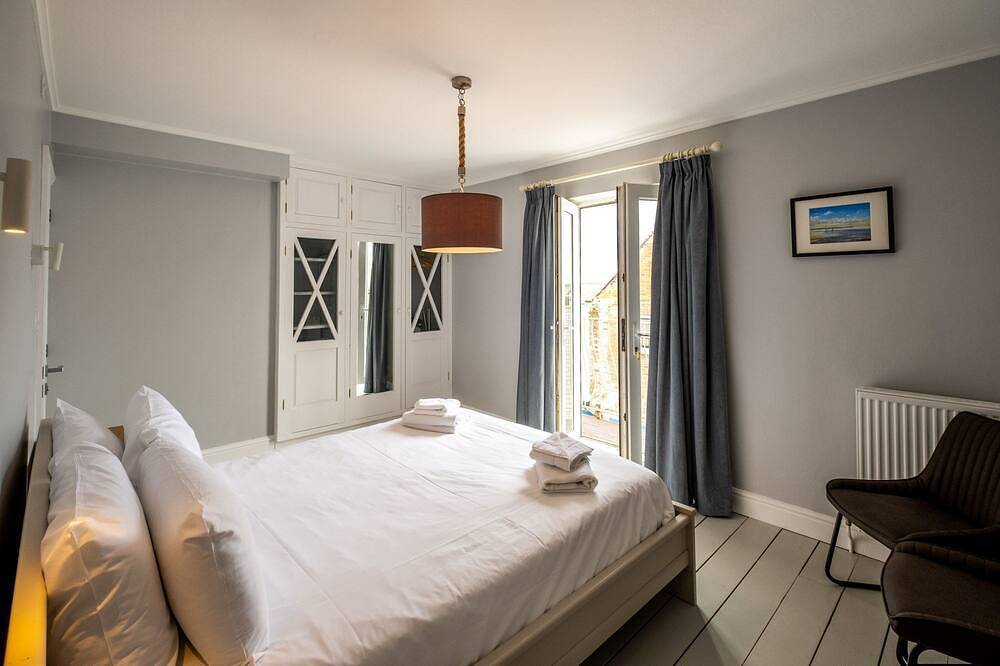 Crag’s Nest  -  Seafront/Sea View Apartement - sleeps 4 guests  in 2 bedrooms in Aldeburgh, Suffolk