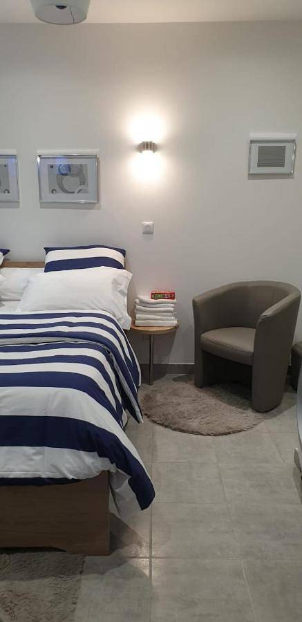 Appartement entier, Dominicaine Sud, Studio meublé in Amilly, Région de Montargis