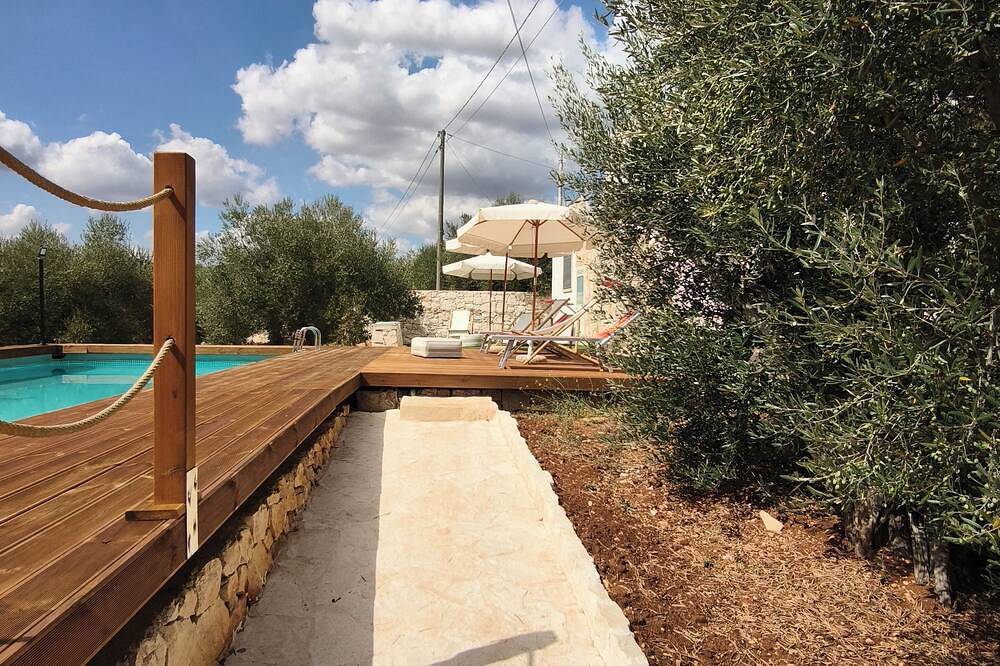 Locomura Cummersa and trullo Locorotondo-Alberobello in Locorotondo, Region de Bari
