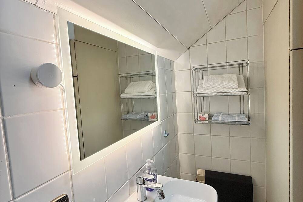 Ganze Wohnung, H&H Home - Cosy Rooftop Apartment with Loggia in Sindelfingen, Landkreis Böblingen