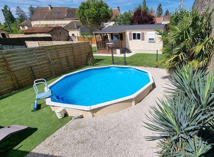 Mobil home pour 4 personnes, avec piscine ainsi que jardin et terrasse à Boyer