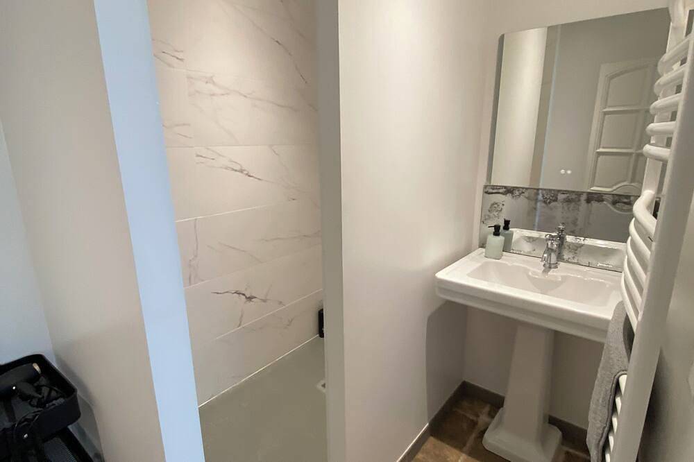 Entire apartment, Romantic apartment with round bed in the heart of the city in Amiens, Amiens region