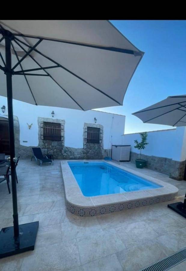 Casa de vacaciones para 9 personas, con piscina además de terraza y vistas - 1