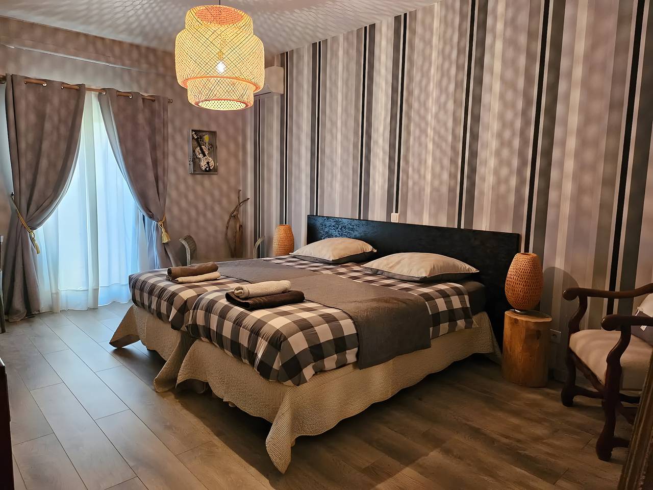 Chambre d'hôtes 'Suite Familiale Guy De Maupassant' avec terrasse partagée, Wi-Fi et climatisation in Bernis, Région de Nîmes