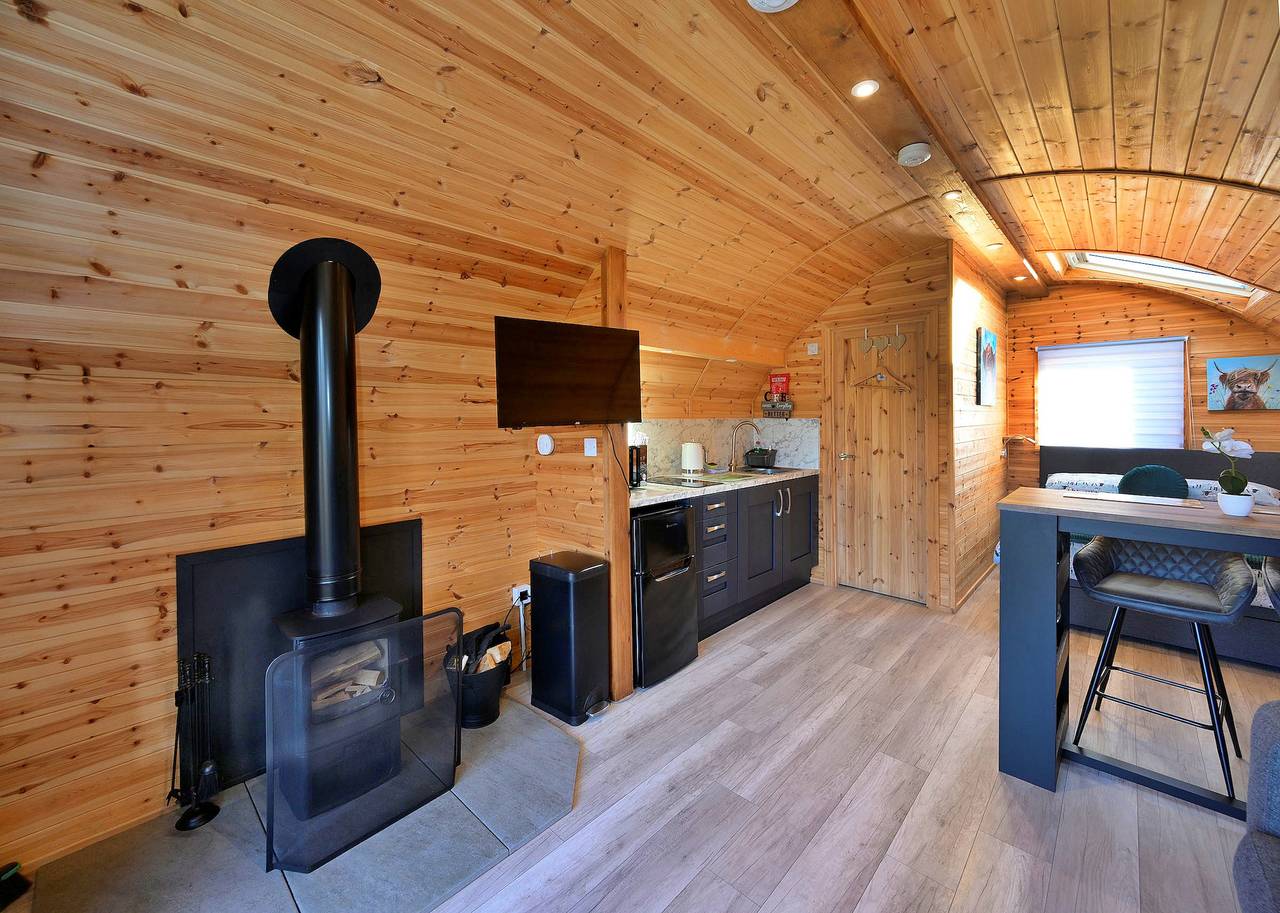 Entire holiday apartment, Dalaraban Luxury Pods - Black Grouse in Fort William, Loch Linnhe