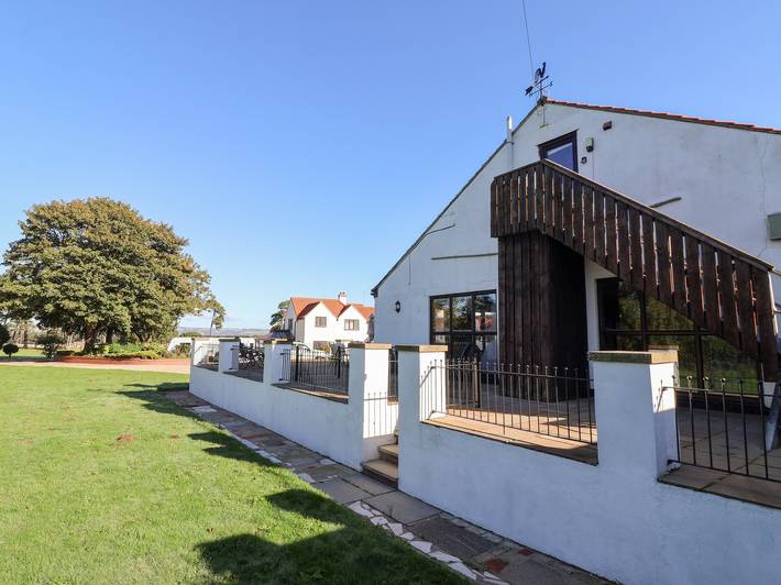 Cottage for 4 people, with garden and pool as well as hot tub, with pets in North Yorkshire