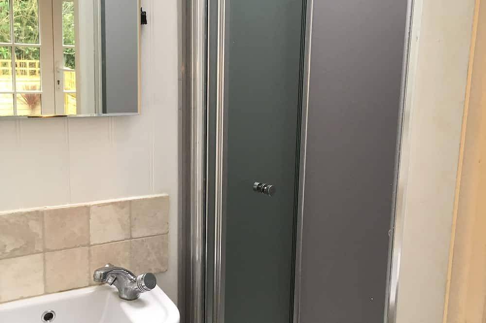 Fisherman's Studio in Cadgwith Cove - sleeps 2 guests in 1 bedroom in Kynance Cove, Cadgwith