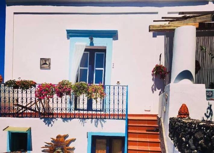 Ferienhaus für 2 Personen, mit Balkon und Terrasse sowie Garten und Ausblick auf Stromboli