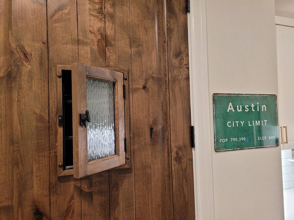 Luxury Downtown Condo - Upstairs Firepit! In The Hot Middle of All The Action! in Austin, Travis County