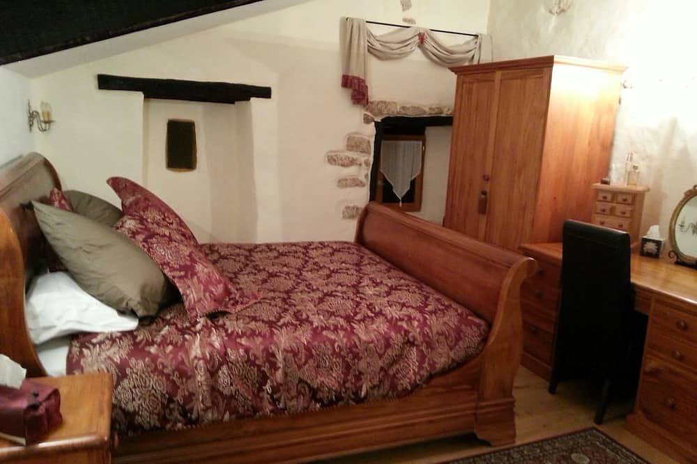 Excellent recently renovated town house originally constructed in 1352 in centre in Gaugeac, Périgord Pourpre