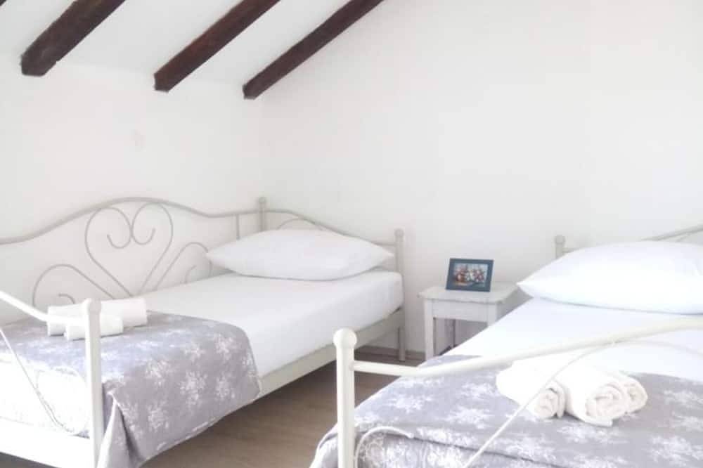 Ferienhaus Jadrić - Ferienhaus mit zwei Schlafzimmern und Pool in Dalmatinisches Zagora