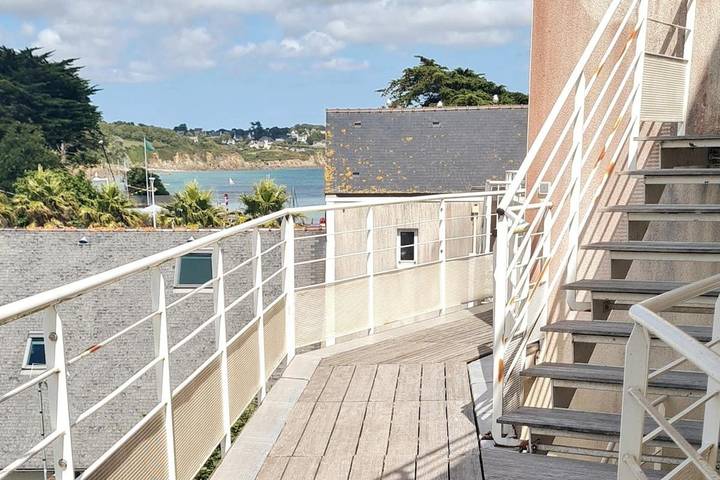 Gîte pour 2 personnes, avec vue ainsi que piscine et terrasse, animaux acceptés dans Office De Tourisme De Plougonvelin - 2