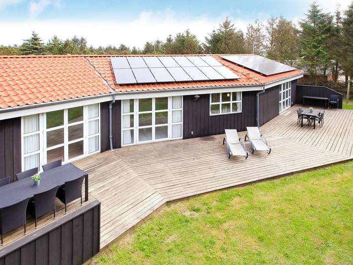 Ferienhaus für 10 Personen, mit Whirlpool und Terrasse sowie Pool und Sauna in Grønhøj Strand