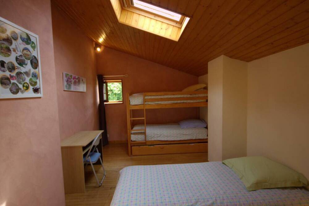 Gîte rustique avec cheminée, jardin et wifi in Chambœuf, Montbrison