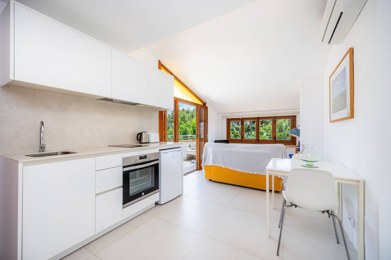 Apartamento inteiro, Apartamento 'Faro Attic B' com vista para o mar, Wi-Fi e ar condicionado in Port de Pollença, Pollença