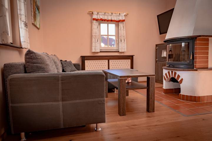 Holiday Home 'Traumhaftes Winzerhäuschen' with Mountain View, Private Terrace and Wi-Fi in Sankt Martin im Sulmtal, Steirerland