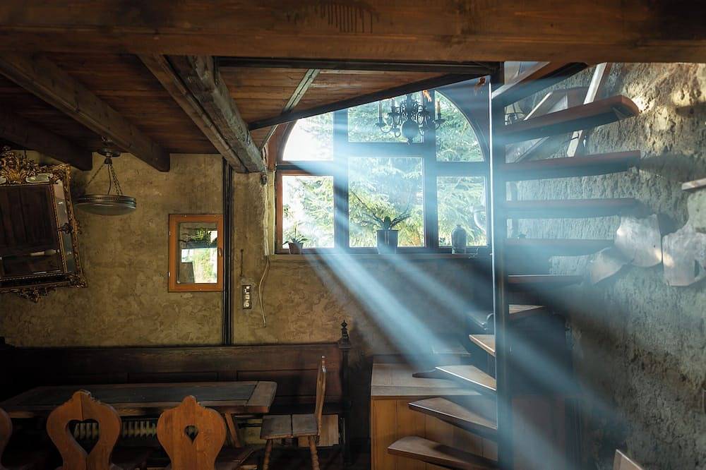 Außergewöhnliche von einem Künstler umgebaute alte Scheune in Weibern, Osteifel