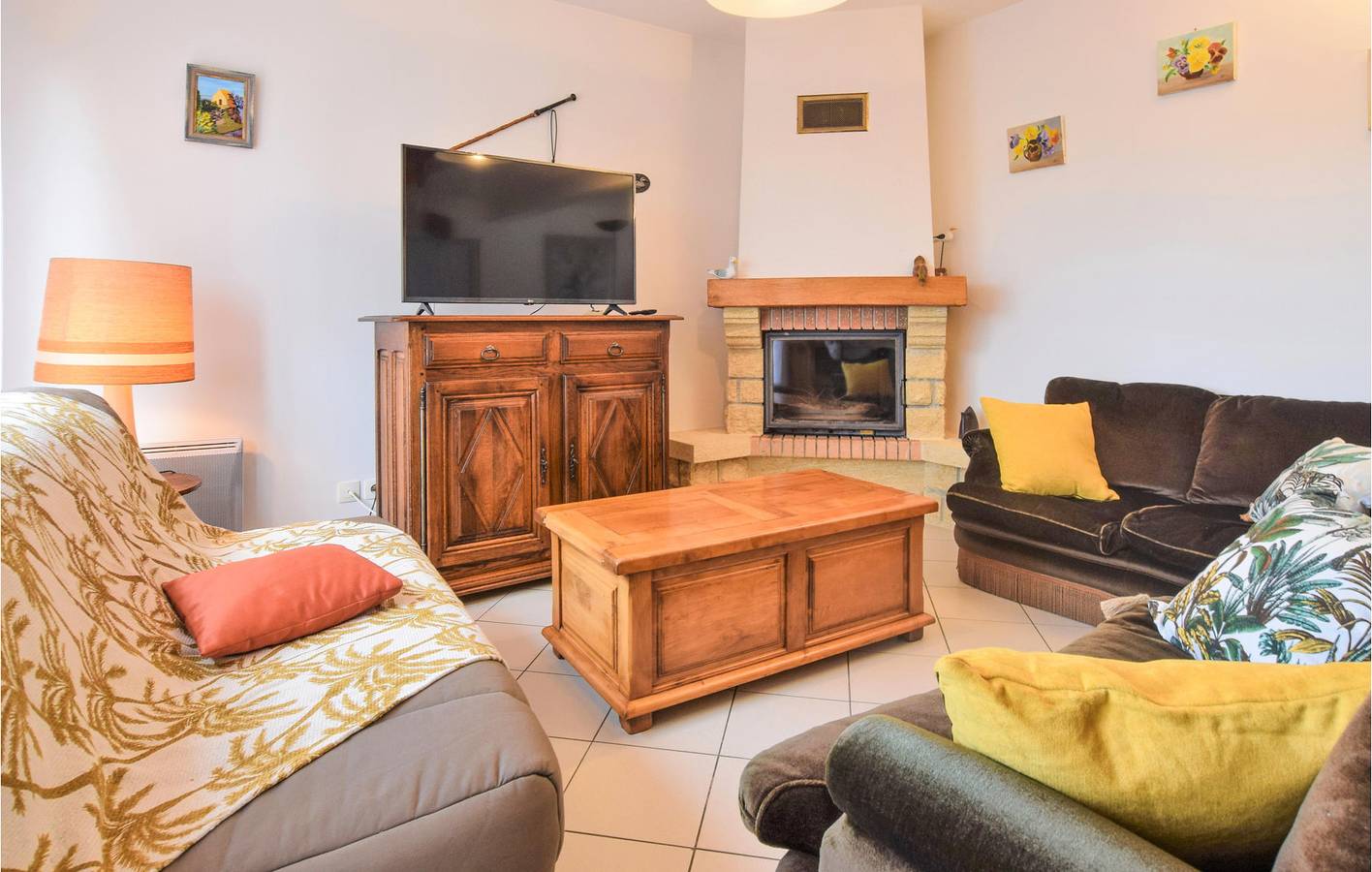 138sqm Beach Apt w/TV, Parking, Double Bed, & WiFi in Créances-Plage, Créances