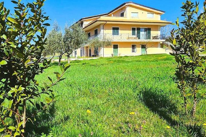 Gîte pour 6 personnes, avec Balcon ainsi que Terrasse et Jardin à Atina
