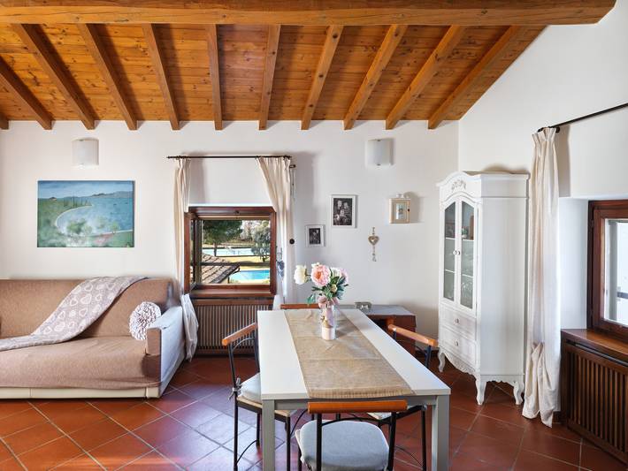 Entire apartment, Regarda - Bilocale Antico Convento del 700, tramonti sul lago, piscina e tennis in Bardolino, Garda Mountains