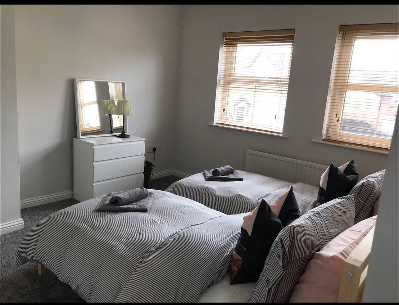 Portrush - 3 Bed - 2 Bath - Parking - Pet Friendly in Portrush, County Antrim