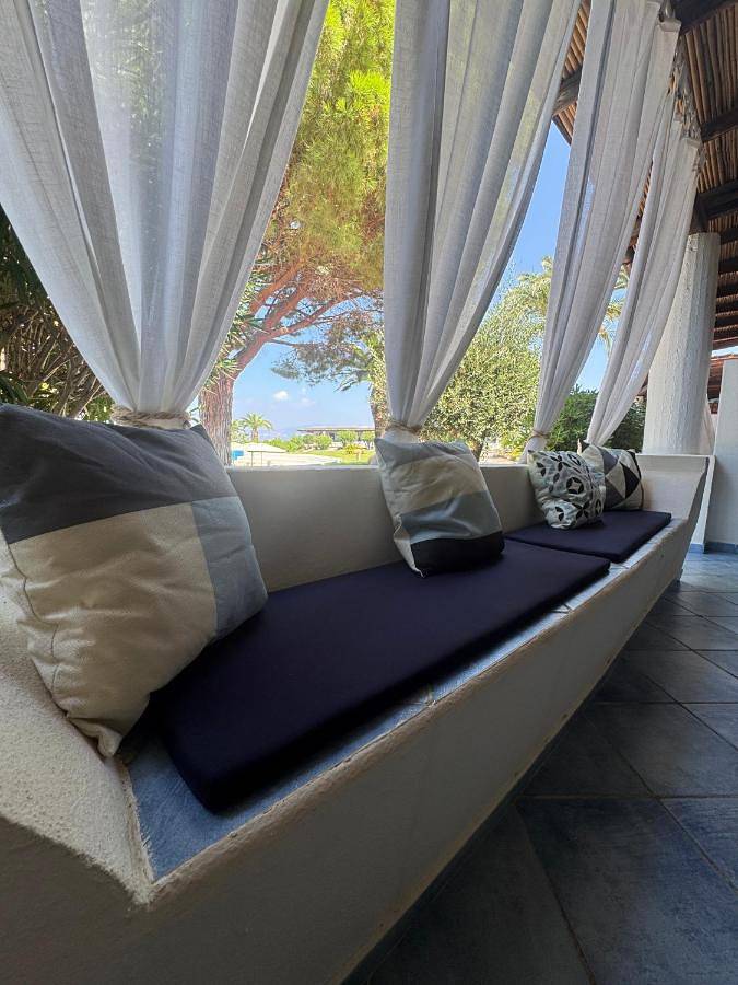 Appartamento per 4 persone, con terrazza e panorama nonché giardino e piscina in Vulcano