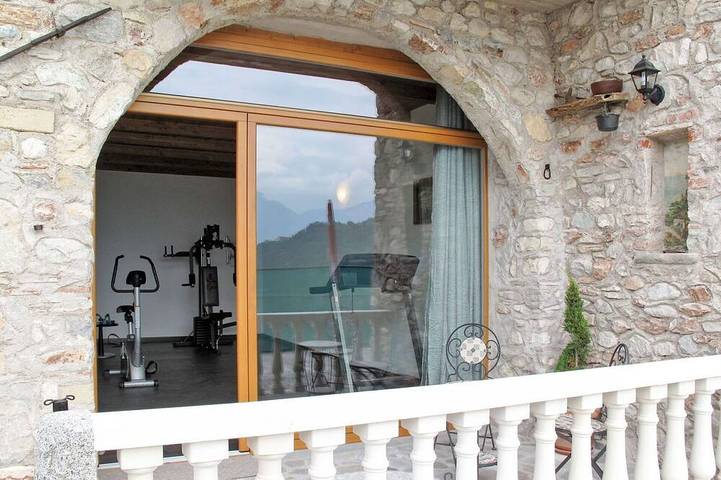 Agriturismo per 6 persone, con piscina e giardino in Tremosine