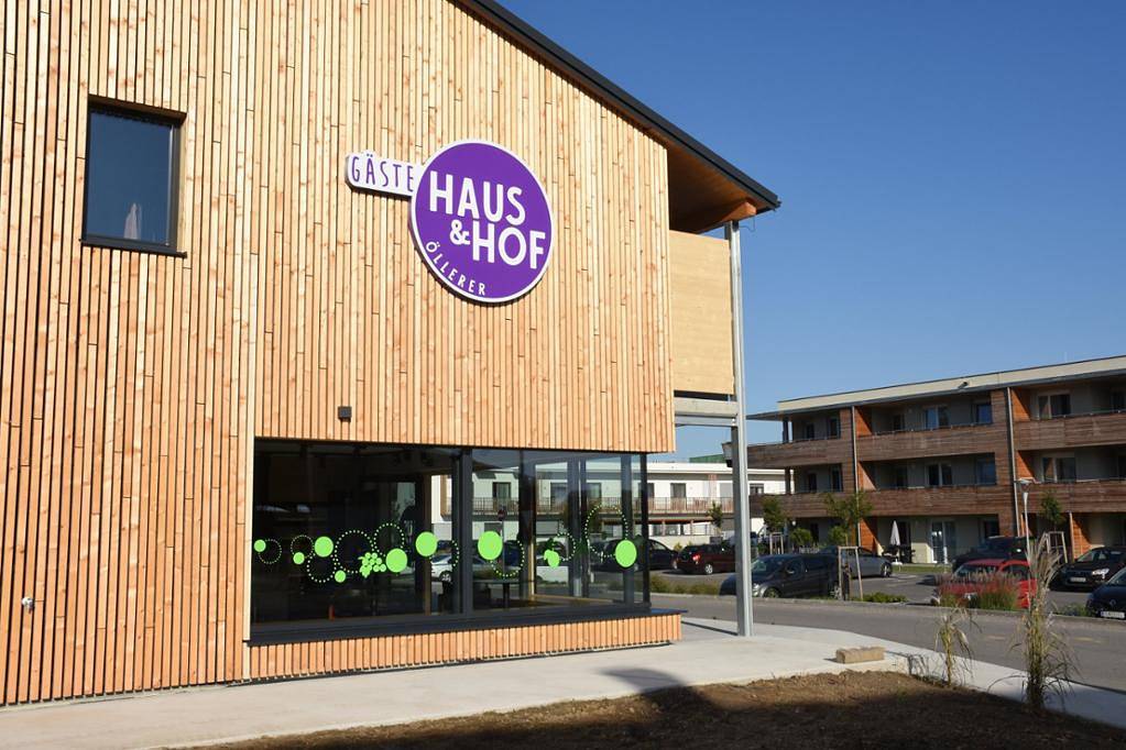Gästehaus & Hofladen Familie Öllerer - Einzelzimmer mit Boxspringbett und Balkon in Sitzenberg-Reidling, Mostviertel Region
