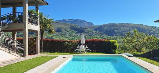 Gîte pour 6 personnes, avec piscine ainsi que vue et jardin, animaux acceptés à Camporgiano