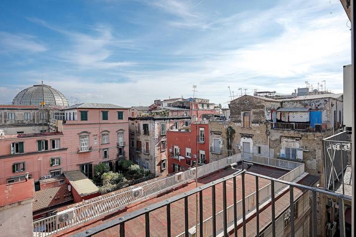 Antica Dimora Deluxe con Balcone, Wi-Fi e Aria Condizionata in Napoli, Napoli e dintorni