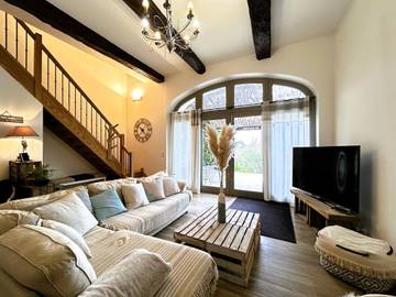 Gîte pour 6 personnes, avec jardin et jacuzzi à Quarante