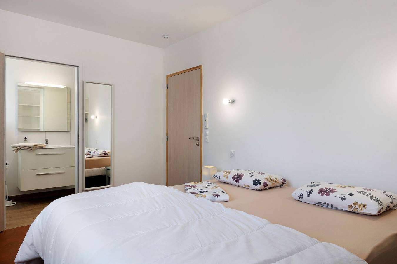 Chambre d’hôtes Sous le Pin « Chambre 1 » con terraza compartida, Wi-Fi y aire acondicionado in Olonne-sur-Mer, Les Sables-d'Olonne