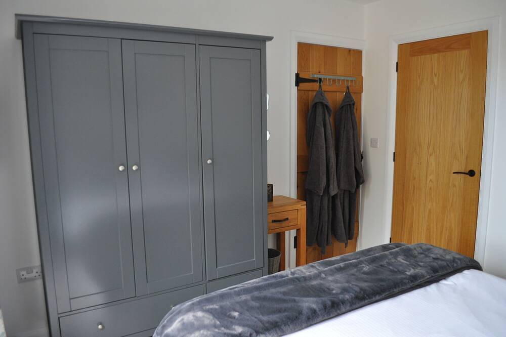 2 Bedroom Holiday Home - with Hot Tub & Ev Charger in Cornwall